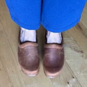 White Mountain leather clogs